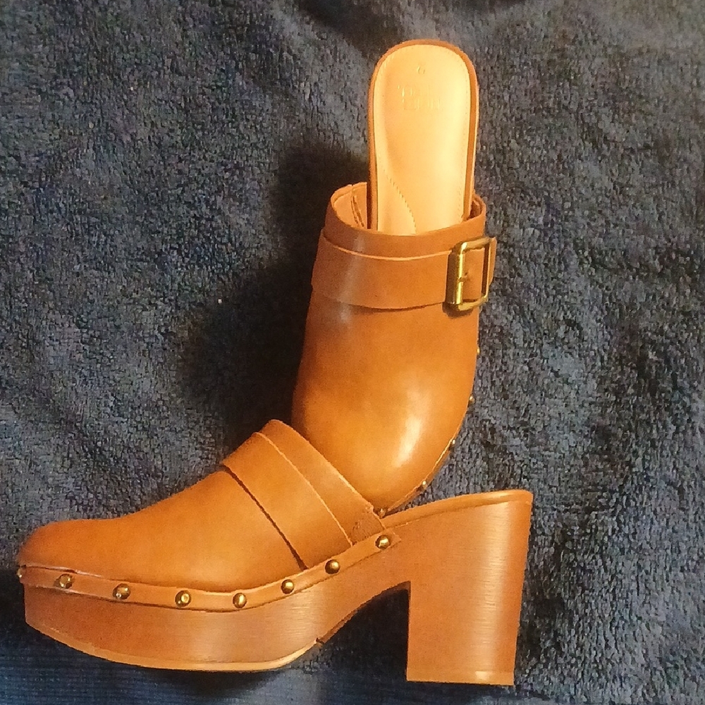 Time and Tru Tan Leather Women's Clogs